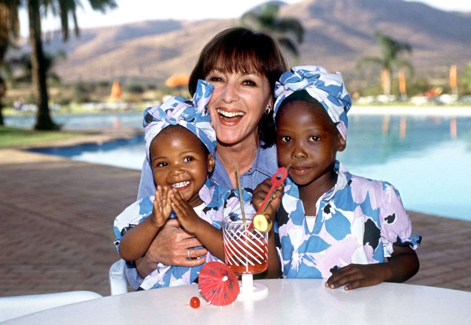 Heidelinde Weis mit zwei Kindern in Südafrika.