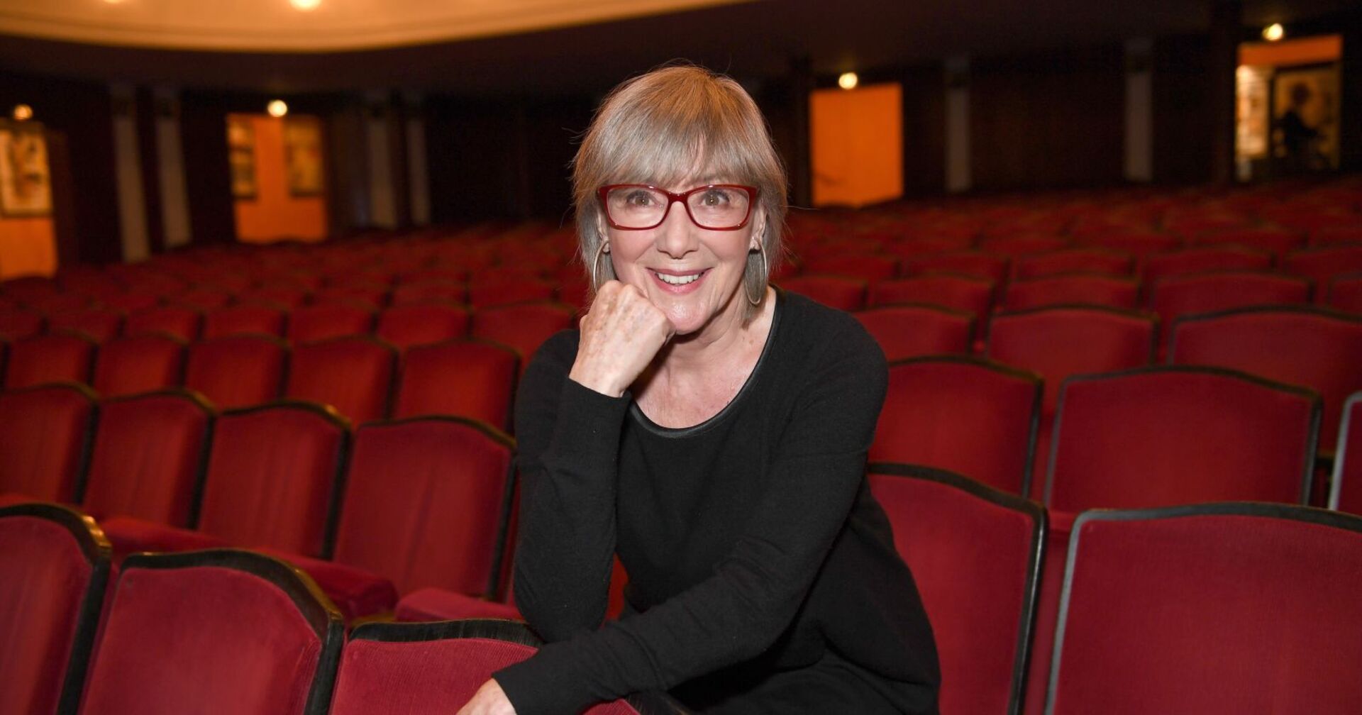 Heidelinde Weis in einem Kinosaal.