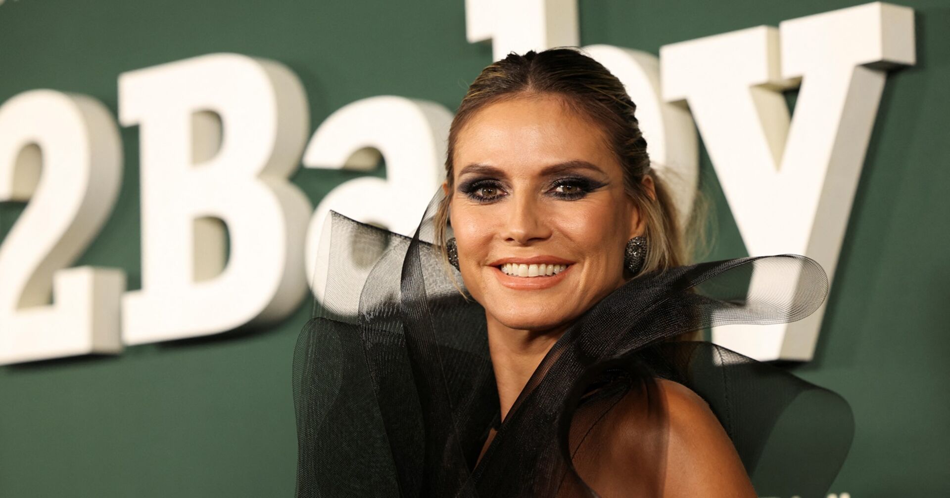 Heidi am Red Carpet in schwarz