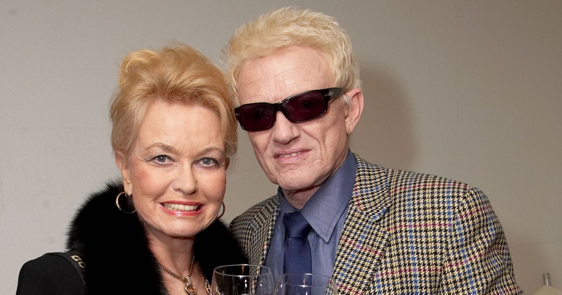 Hannelore trägt hochgesteckte Haare und Heino ein kariertes Sakko und eine Sonnenbrille.