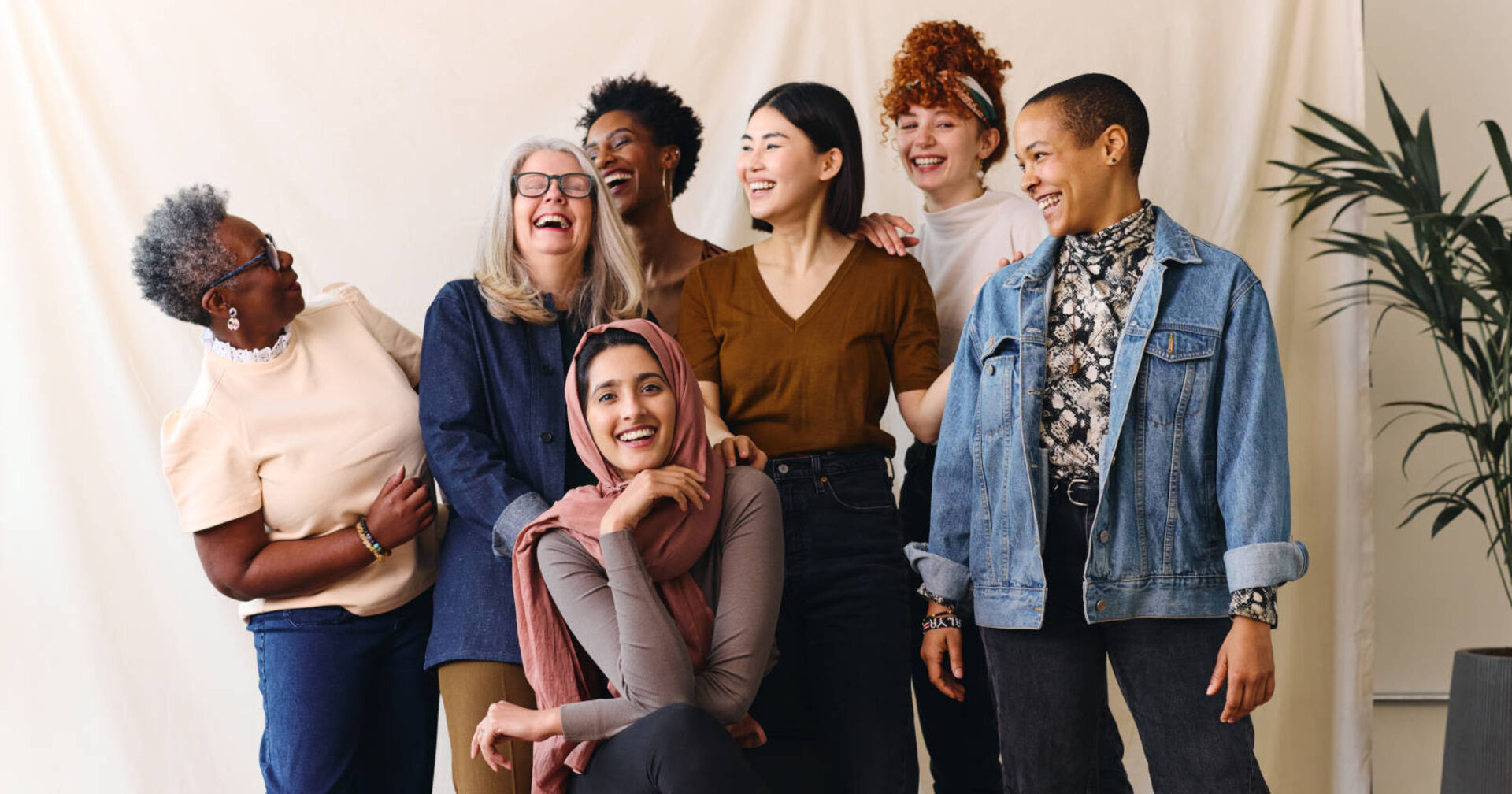 Eine Gruppe mehrerer Frauen, die sich gut verstehen.
