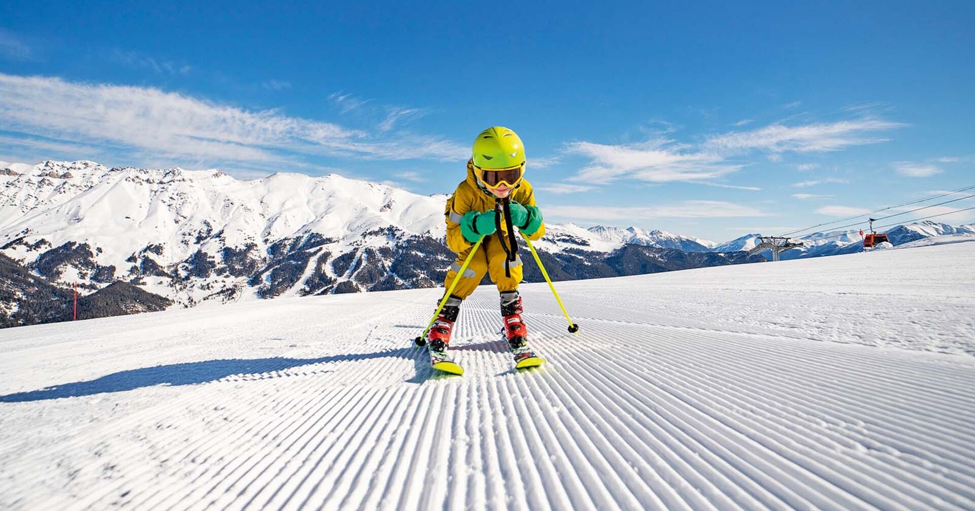 Kind auf einer frisch präparierten Piste