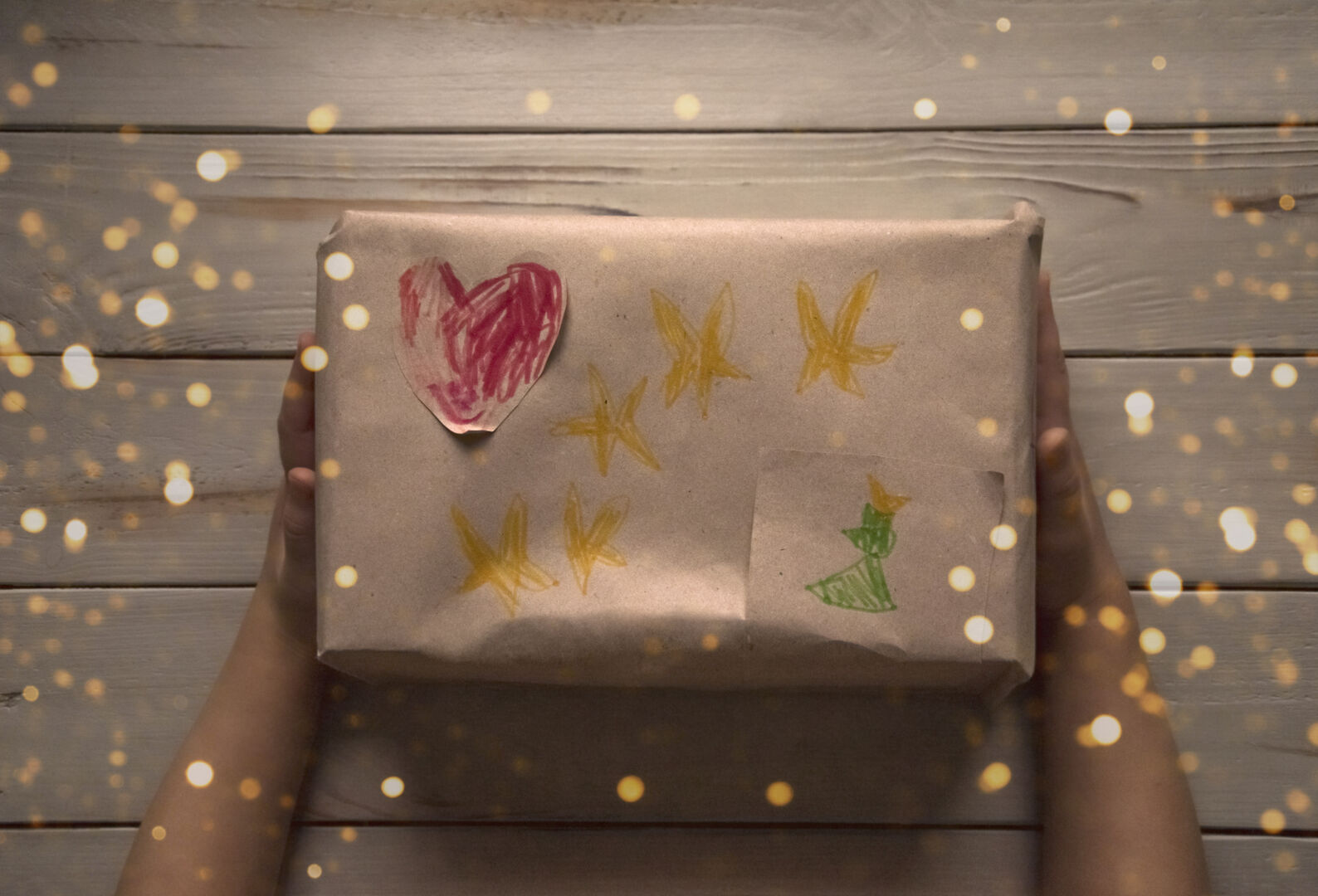 Geschenk verpackt mit Kinderzeichnung