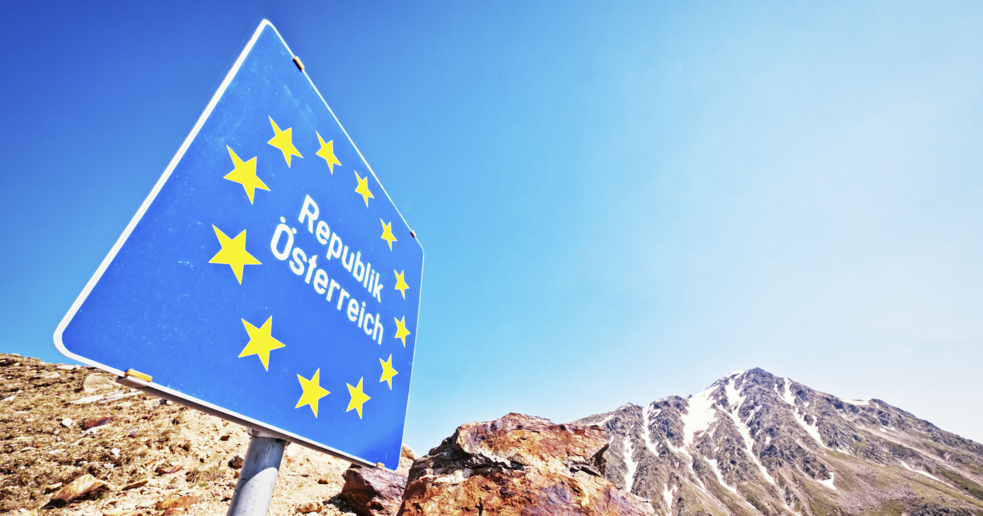 Ein Grenzschild mit der Aufschrift &quot;Republik Österreich&quot;
