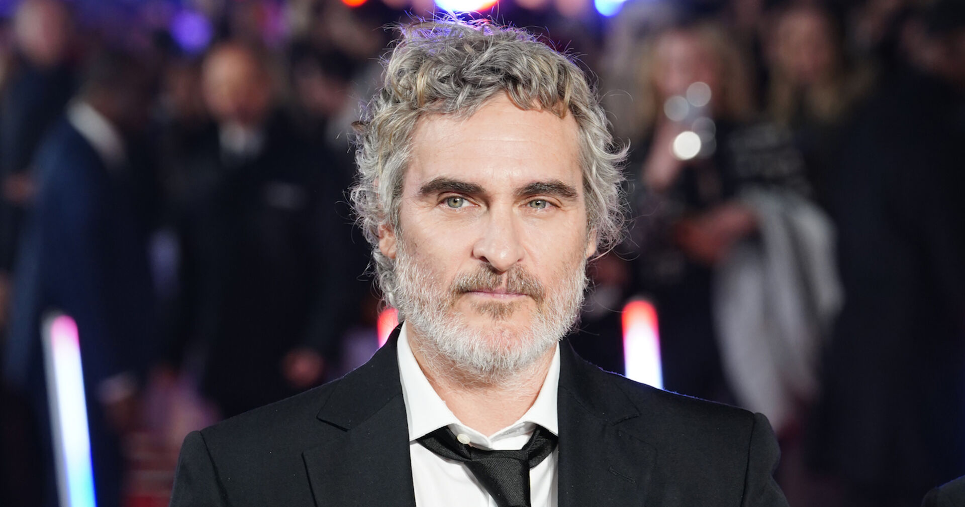 Joaquin Phoenix mit einer schwarzen Krawatte und einem weißen Hemd auf dem roten Teppich.