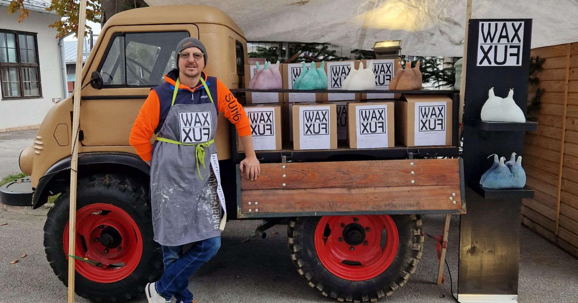 Künstler Jürgen Norbert Fux mit seinem umgebauten Unimog.