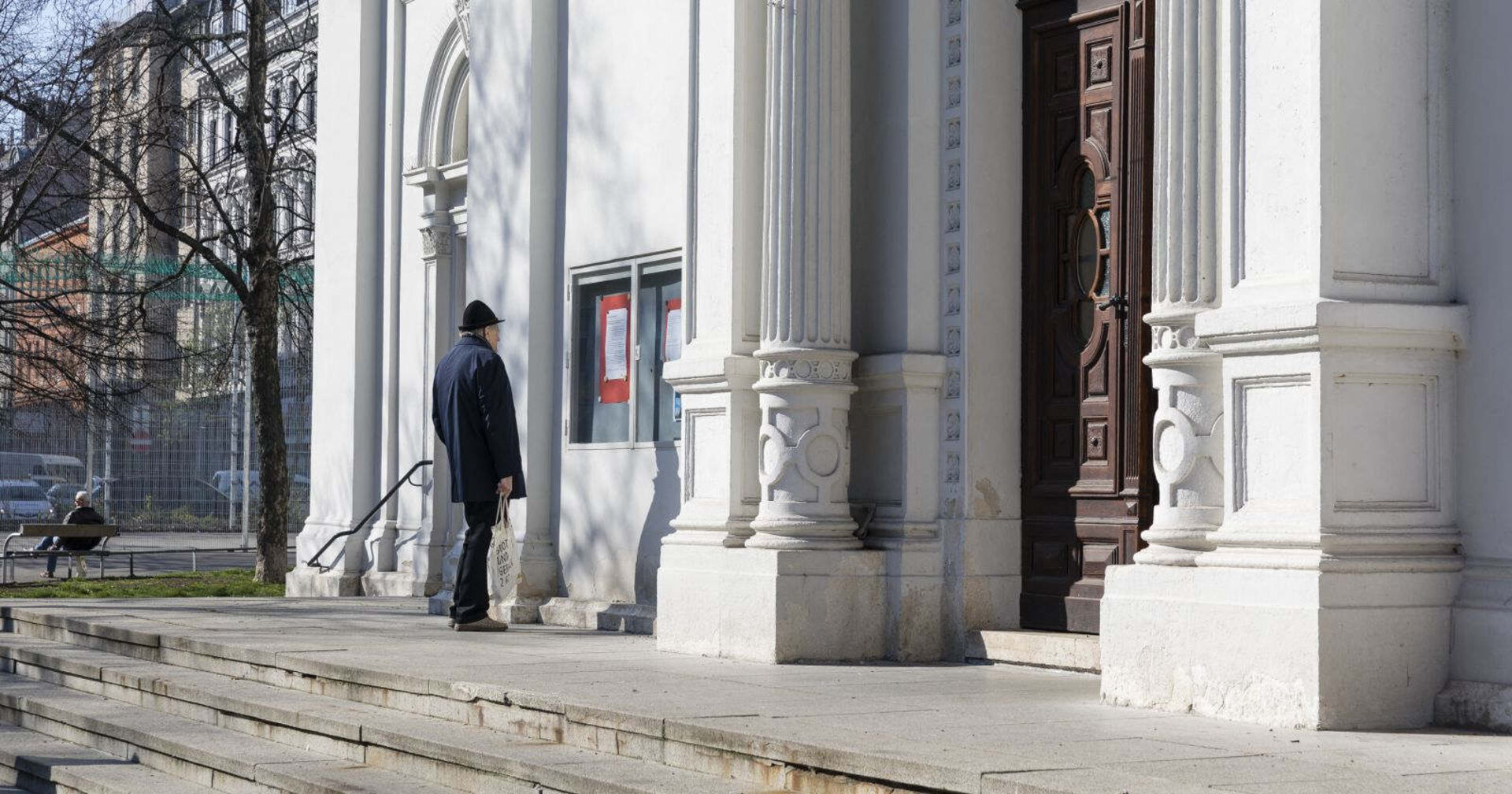 Eine Mann steht vor der Keplerkirche in Wien.