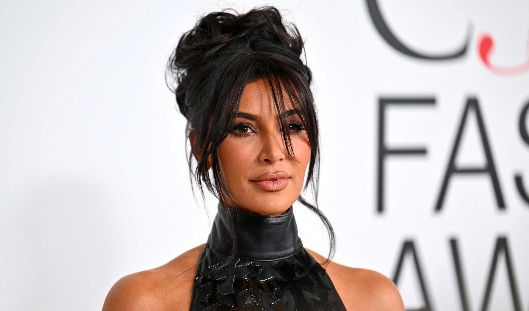 Kim mit Stirnfransen