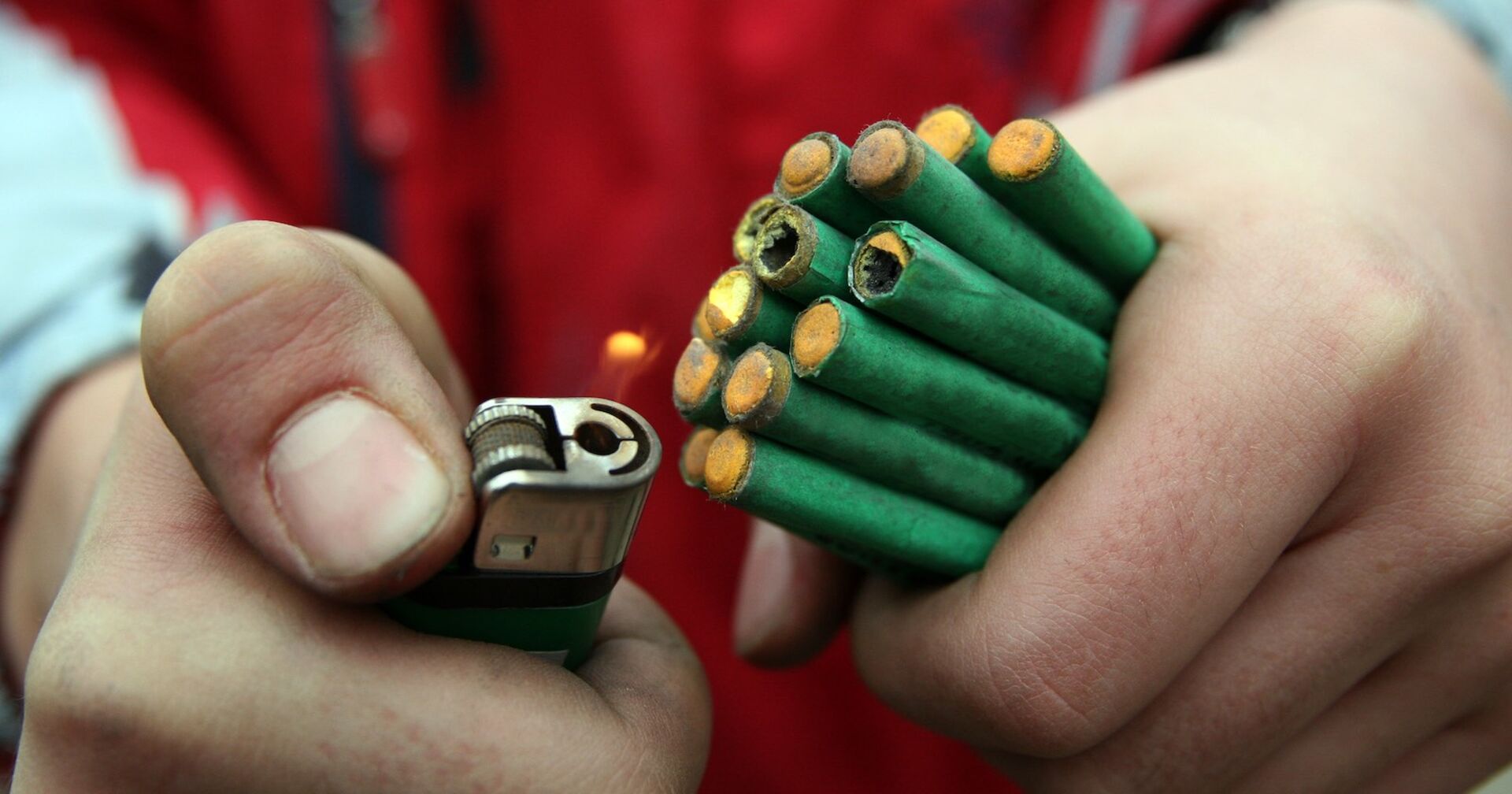 Ein Kind zündet Böller.