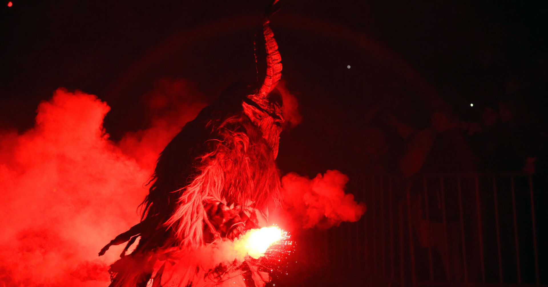 Ein Krampus mit einem bengalischen Feuer