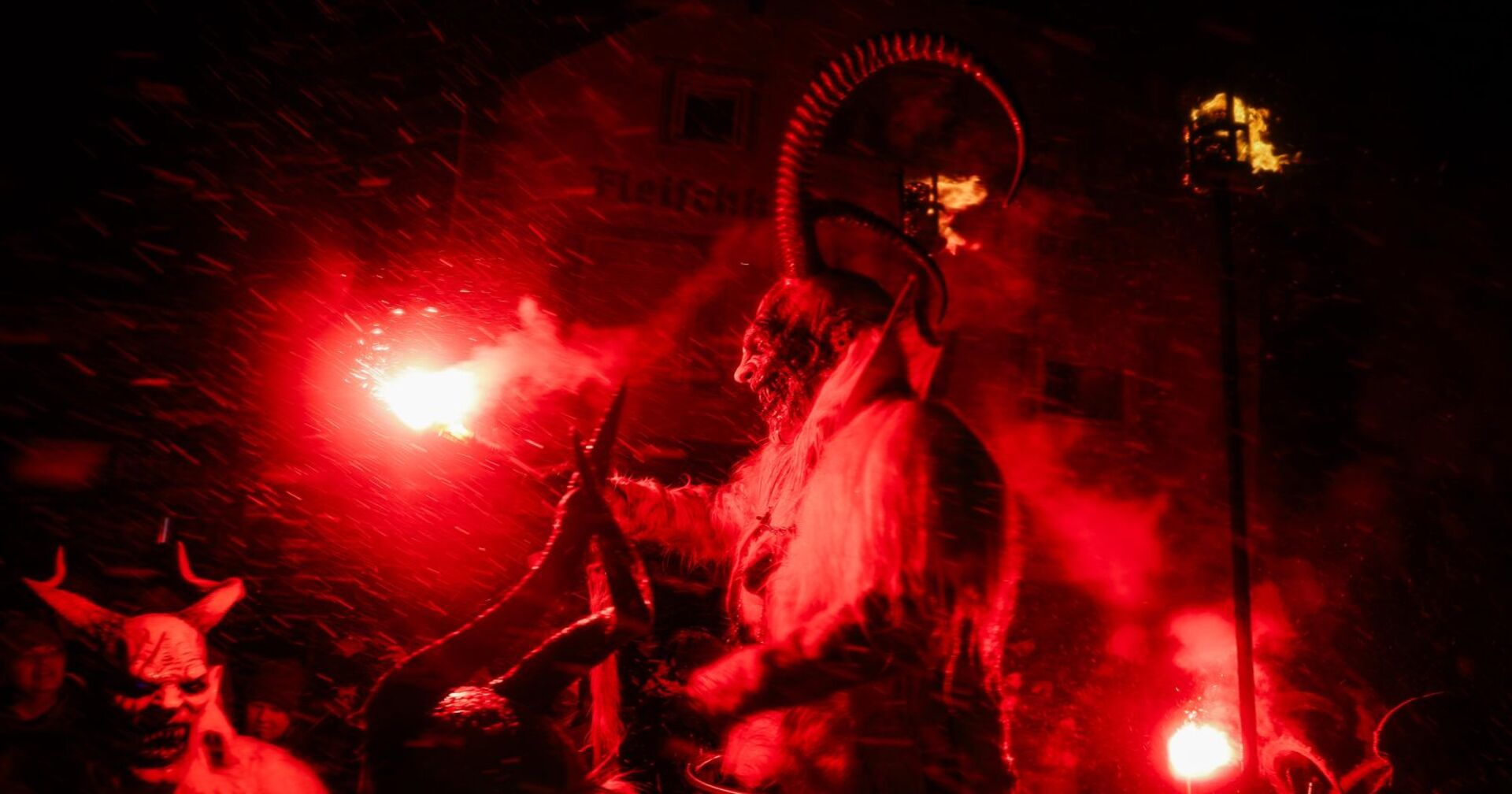 Zwei Krampusse bei einem Umzug.