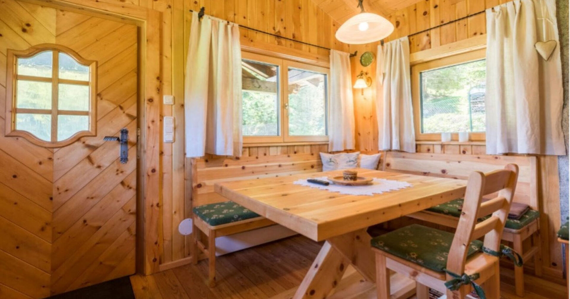 Esstisch in Kuschelhütte in Hollersbach