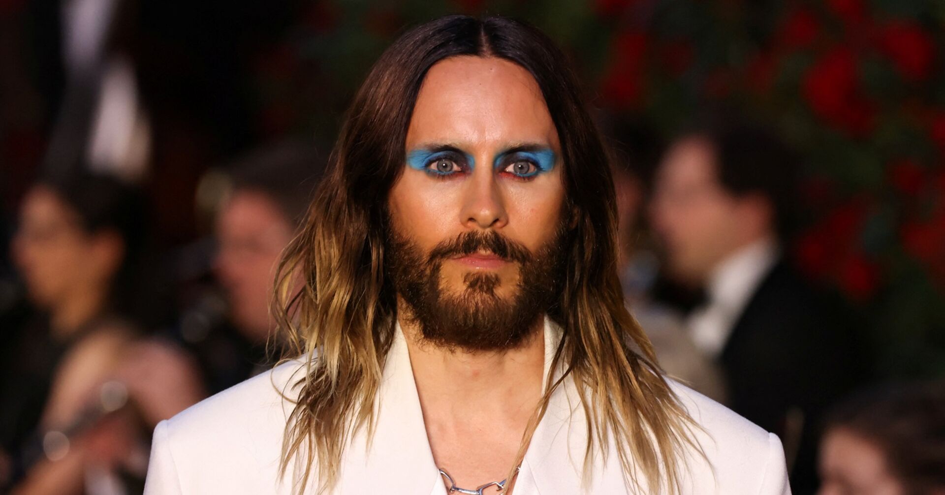 Leto mit blauem Augenmakeup