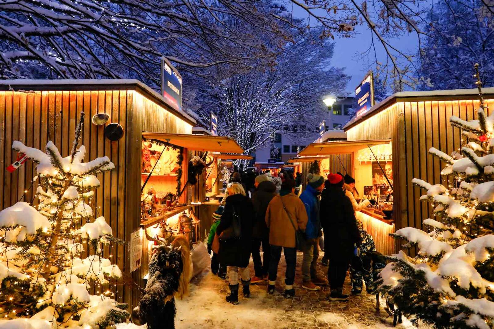 Lichtadvent in St. Johann, verschneite Hütten