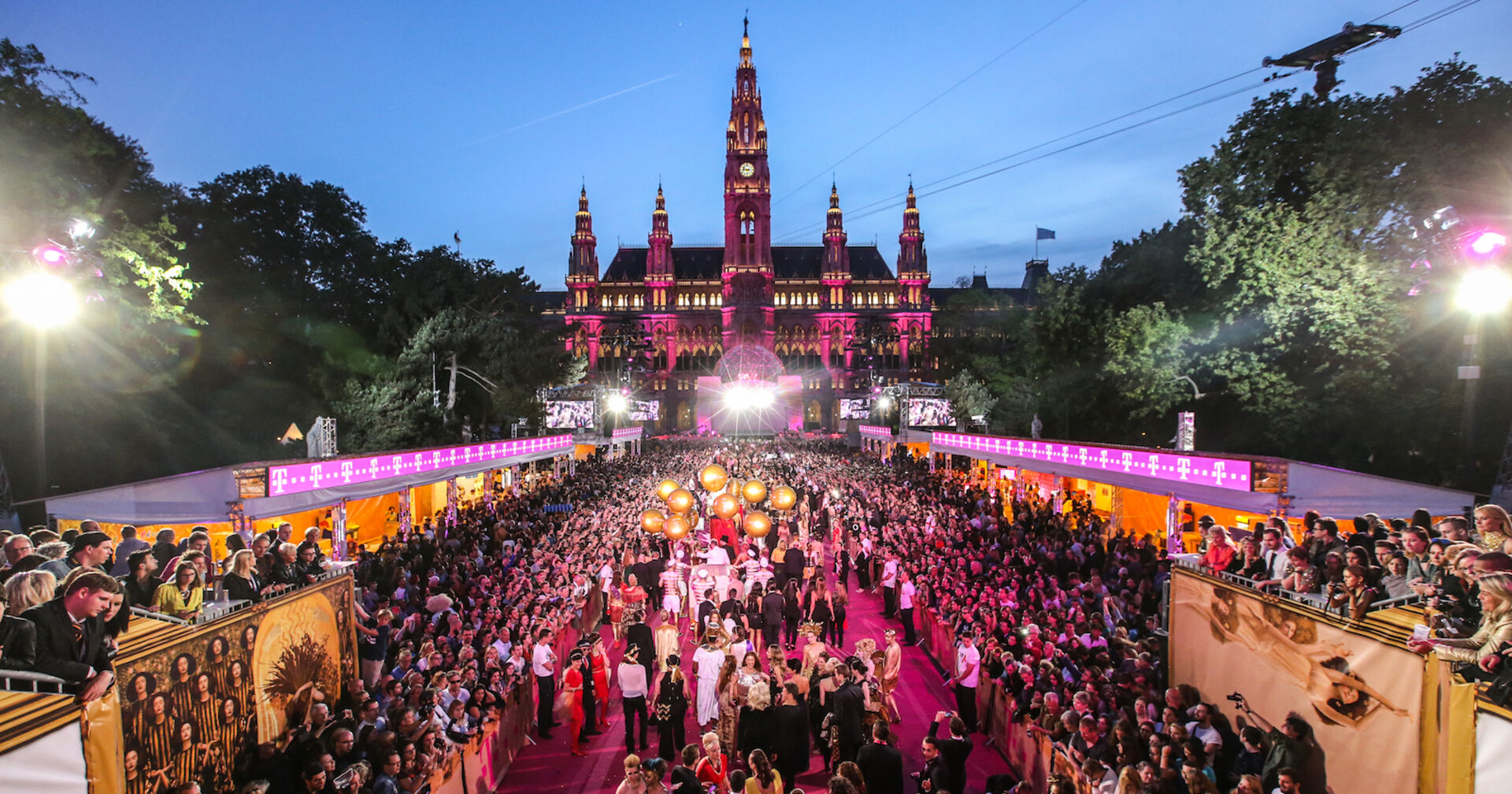 Der Rathauplatz voller Menschen beim LifeBall.
