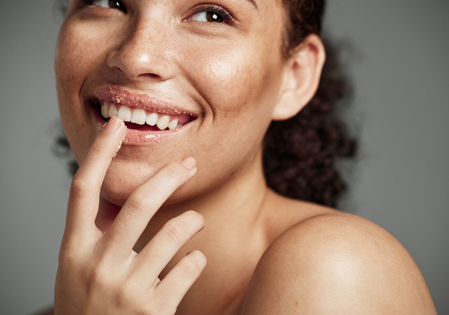 Frau macht Lippenpeeling | Credit: iStock.com/PeopleImages
