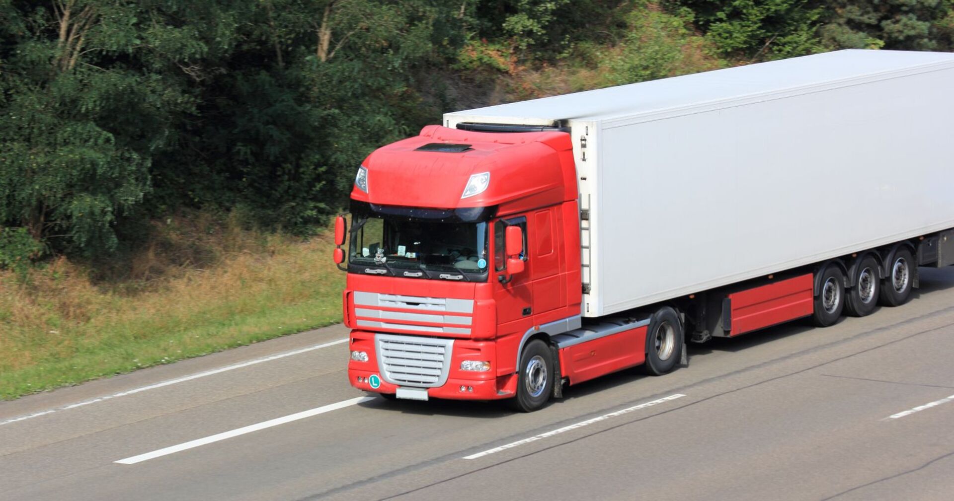 Ein Lkw auf der Straße.