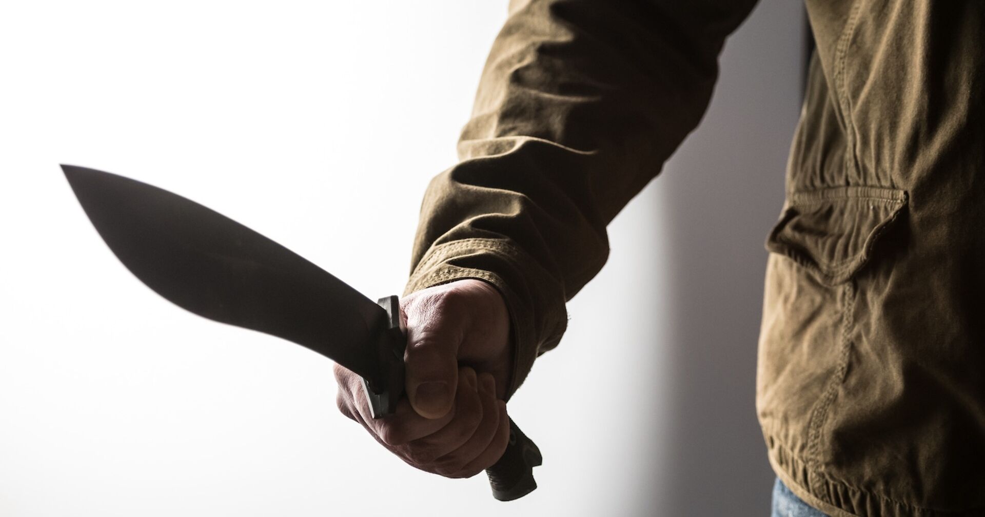 Ein Mann mit einer Machete in der Hand.