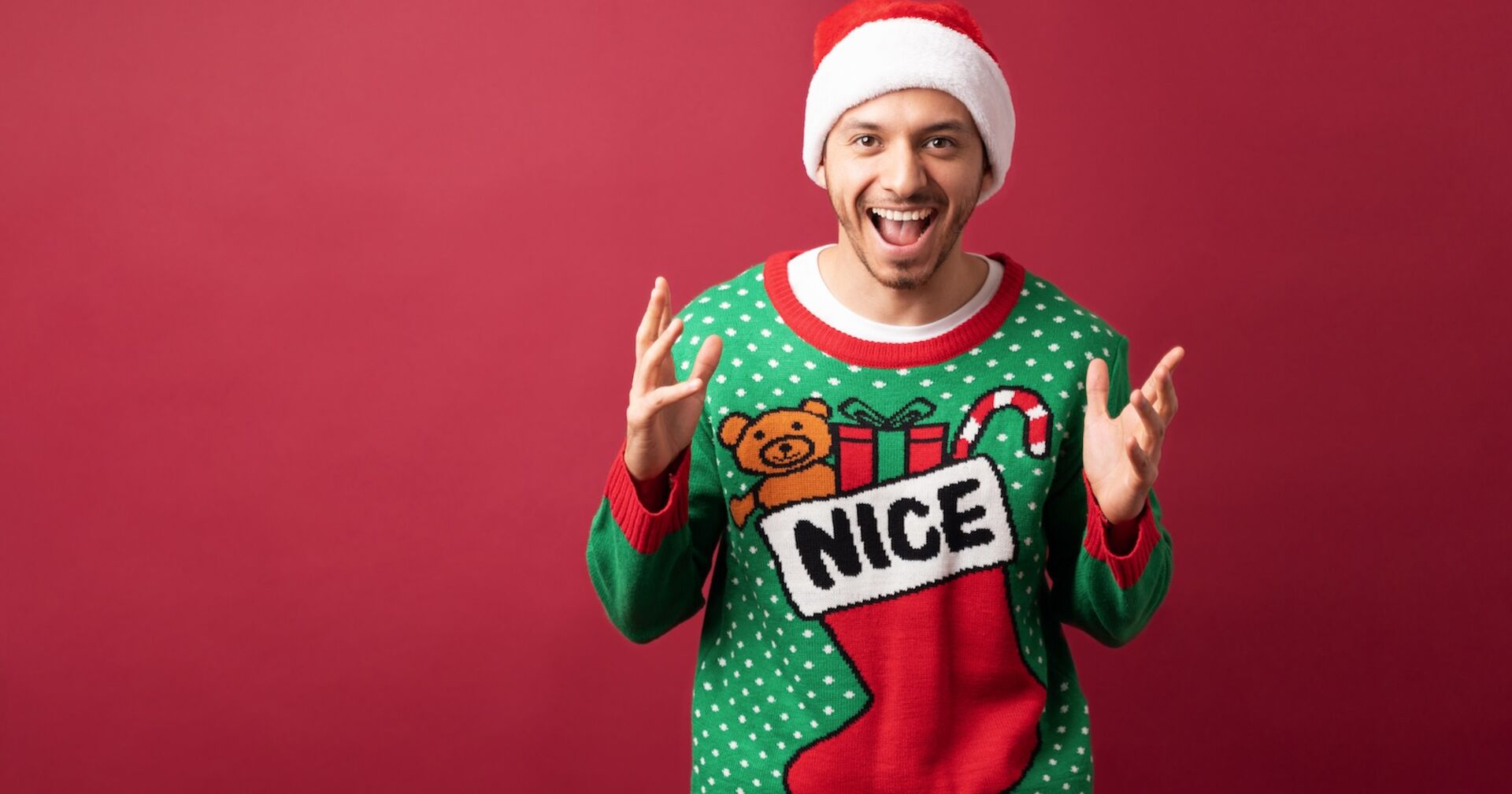 Ein Mann in einem Weihnachtspullover.