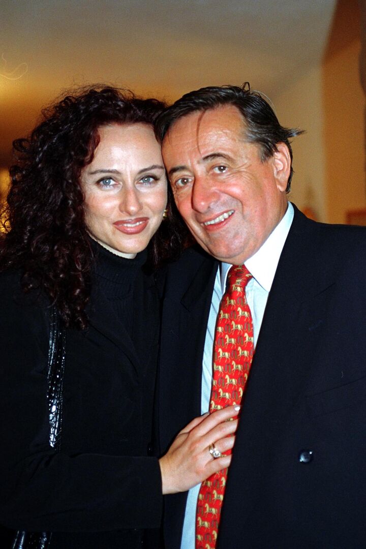 Christine und Richard Lugner lachen gemeinsam in die Kamera. Beide sind dunkel gekleidet.