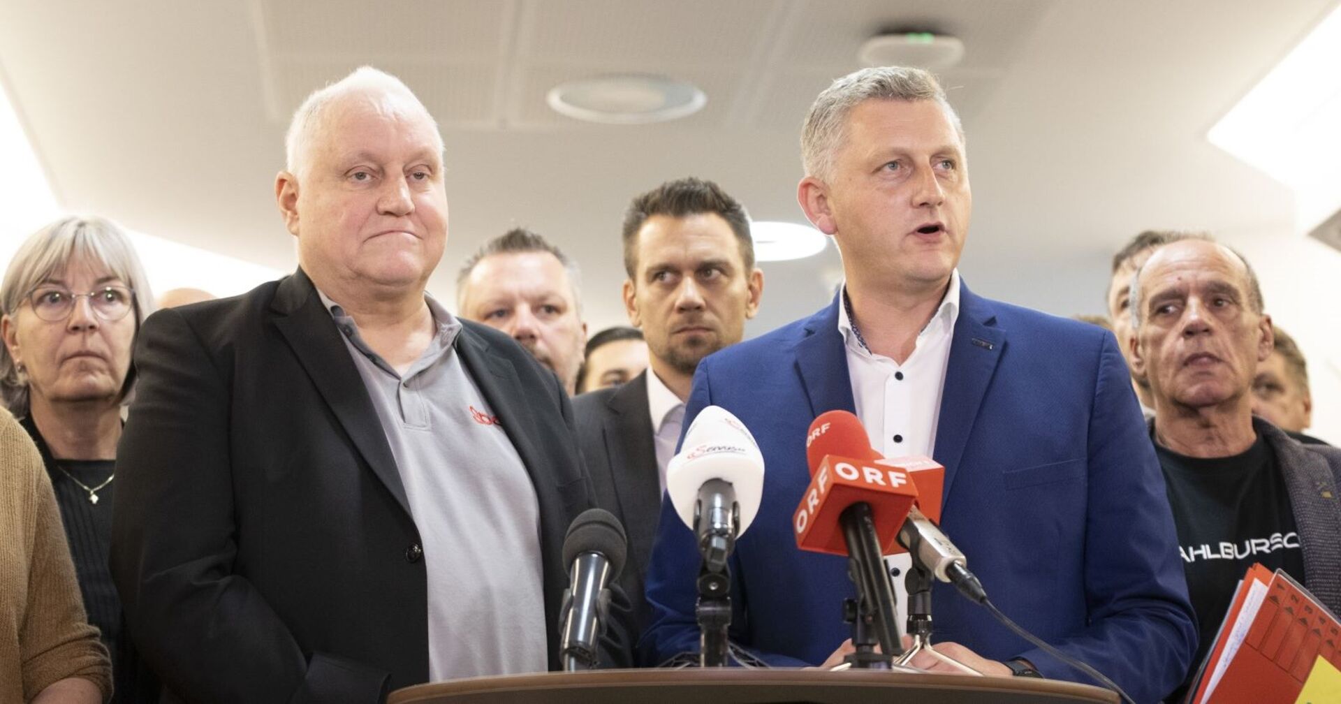 Die Chefverhandler Karl Dürtscher und Reinhold Binder vor den Mikrofonen der Medien.