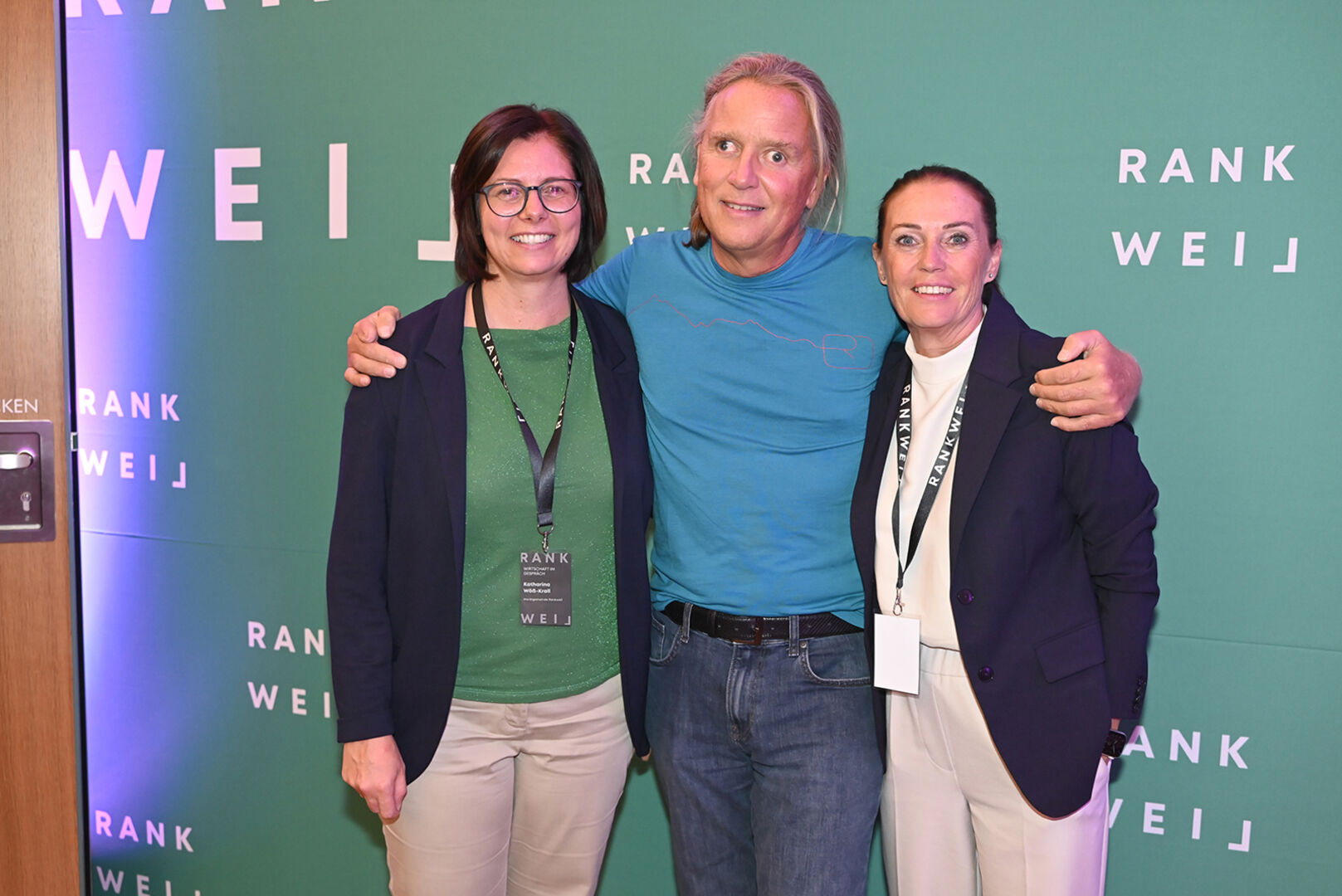 Bürgermeisterin Katharina Wöß-Krall, Blind-Climber Andy Holzer,  Carolin Frei Geschäftsführerin Gemeindemarketing Rankweil (v. li.)