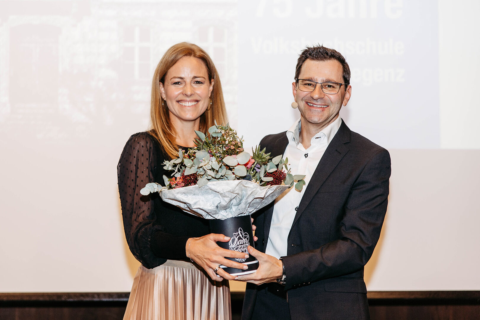 Souveränes Moderatorenteam: Kerstin Polzer und VHS-Bregenz Geschäftsführer Michael Grabher