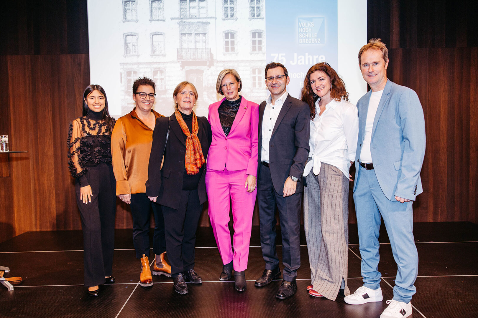 VHS-Bregenz-Büro Team: Tamara Peralta, Veronika Loretz, Monika Veigl-Petschko, Marlene Nußbaumer, GF Michael Grabher, Sylvia Hauser, Bernd Längle (v. li.)