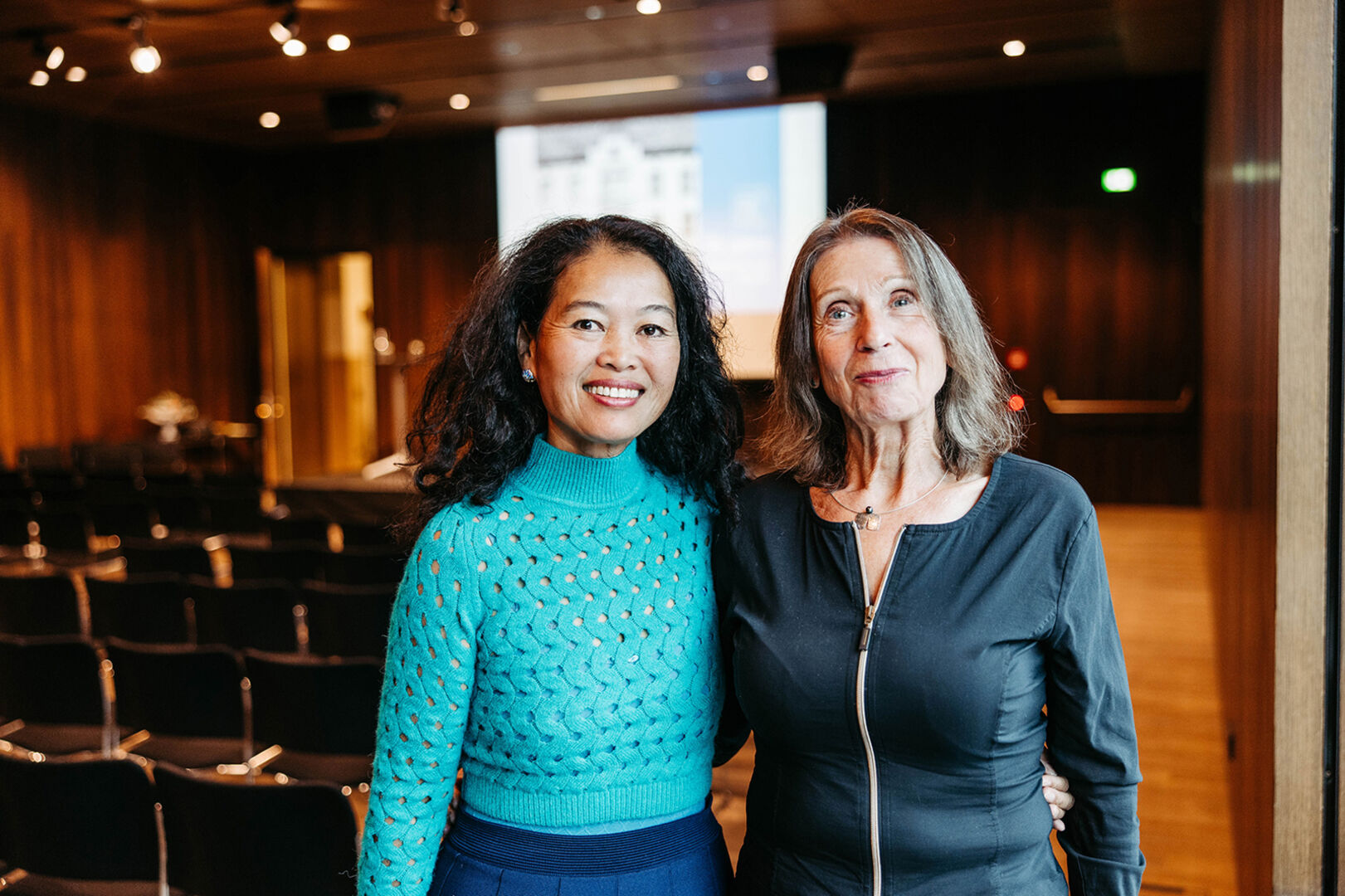 Kursleiterinnen Nasy Inthisane-Pfanner (Englisch) und Gertie Steiner-Kullmann (Yoga)