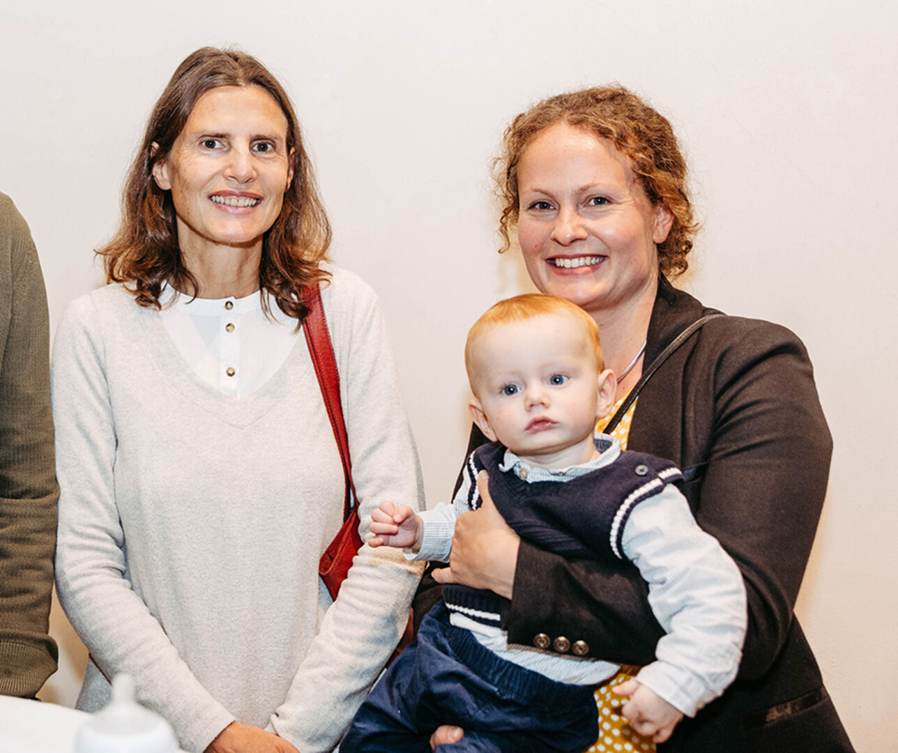 Birgit Pernsteiner (Bereichsleiterin VHS Lustenau), Stephanie Maux mit Mael (Kursleiterin Spanisch)