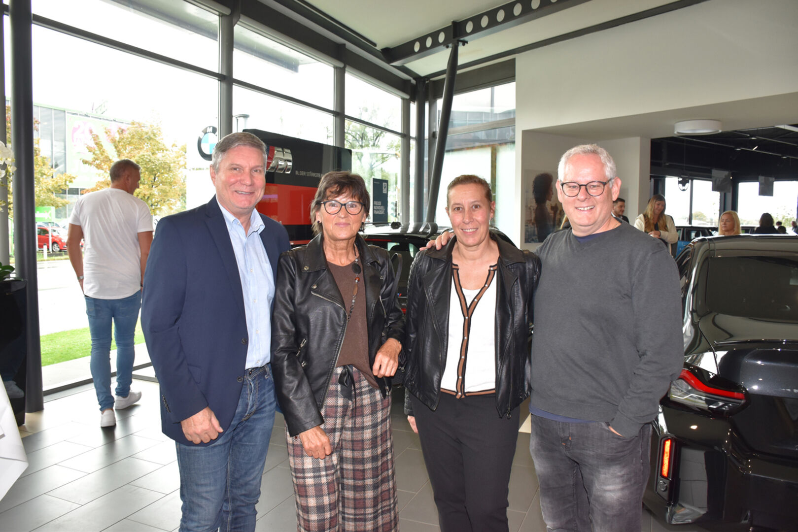 Kurt Aberer (Aberer Immobilien H‘ems) mit Anja sowie Petra (fährt Mini SE electro) und Martin Klocker (BMW X5) aus Gaißau