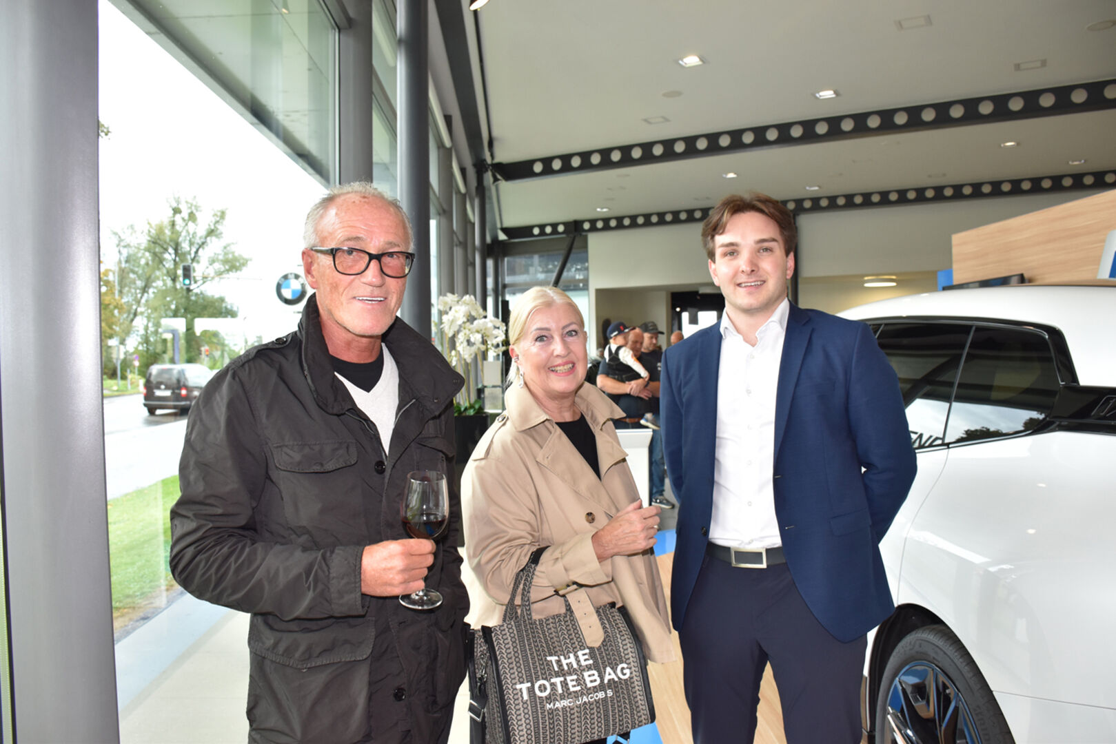 Markus und Cornelia Ammann aus Lauterach mit BMW Berater Robert Türtscher