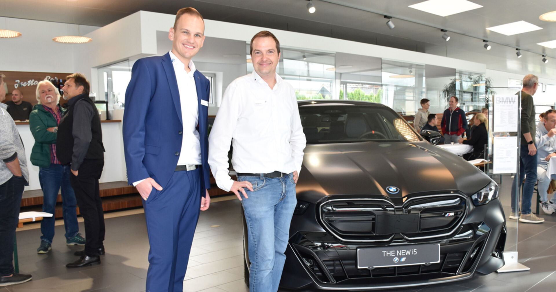 Freuten sich über die vielen Besucher:  Dario Petrovic (Verkaufsberater) und Josef  Hämmerle (Product Genius) von BMW Unterberger Nenzing