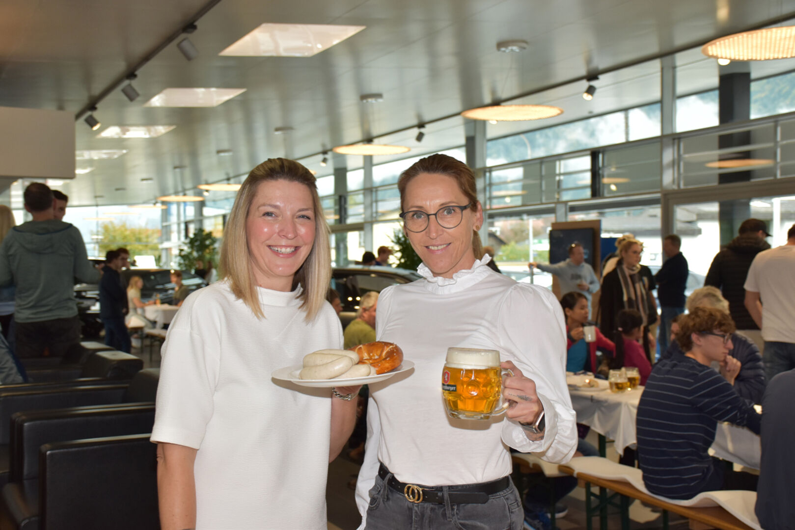 Franziska Nesler und Anita Nigsch (li.) servierten herbstliche Snacks.