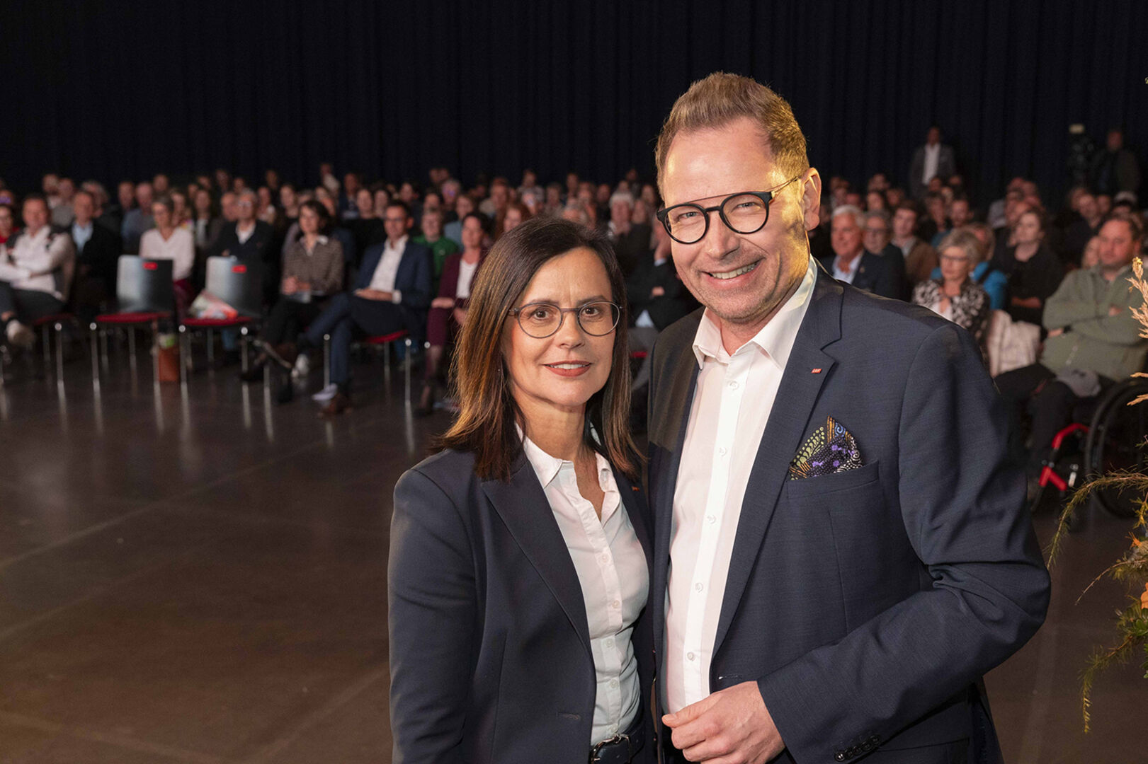 Die beiden ORF-Landesdirektoren Esther Mitterstieler (T) und Markus Klement (V) freuten sich über eine volle „WellCom-Hall“ in St. Anton am Arlberg.