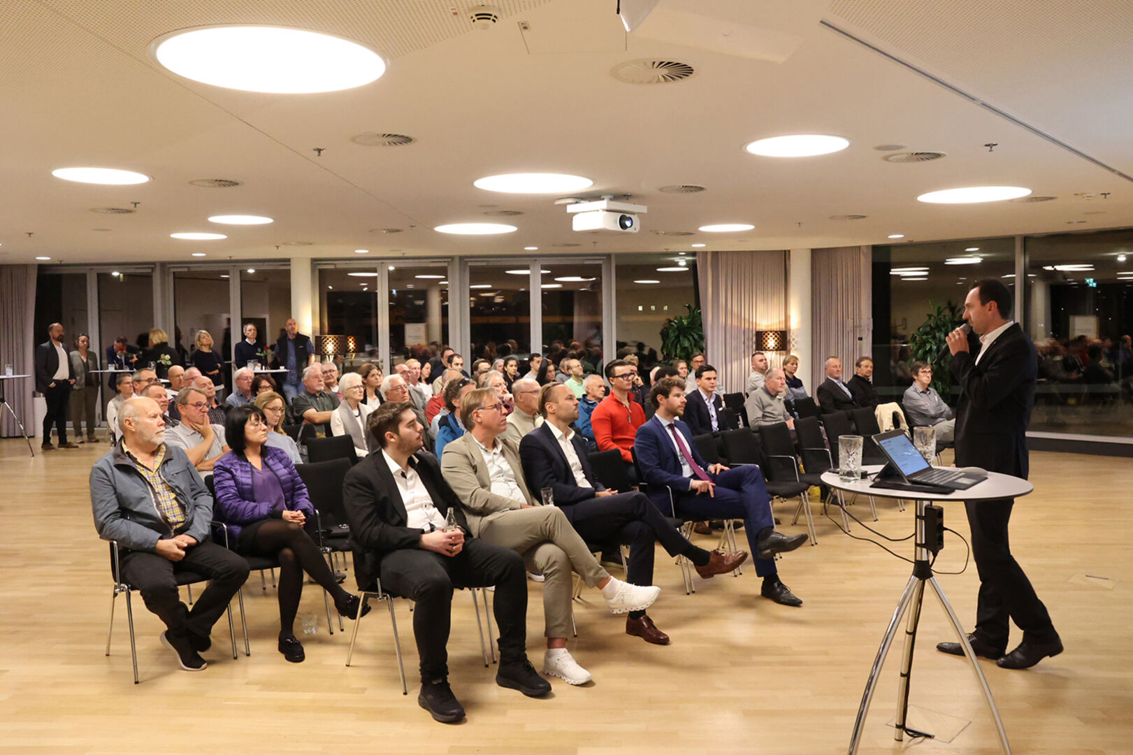 Viel Publikum beim Vortrag im Montforthaus.