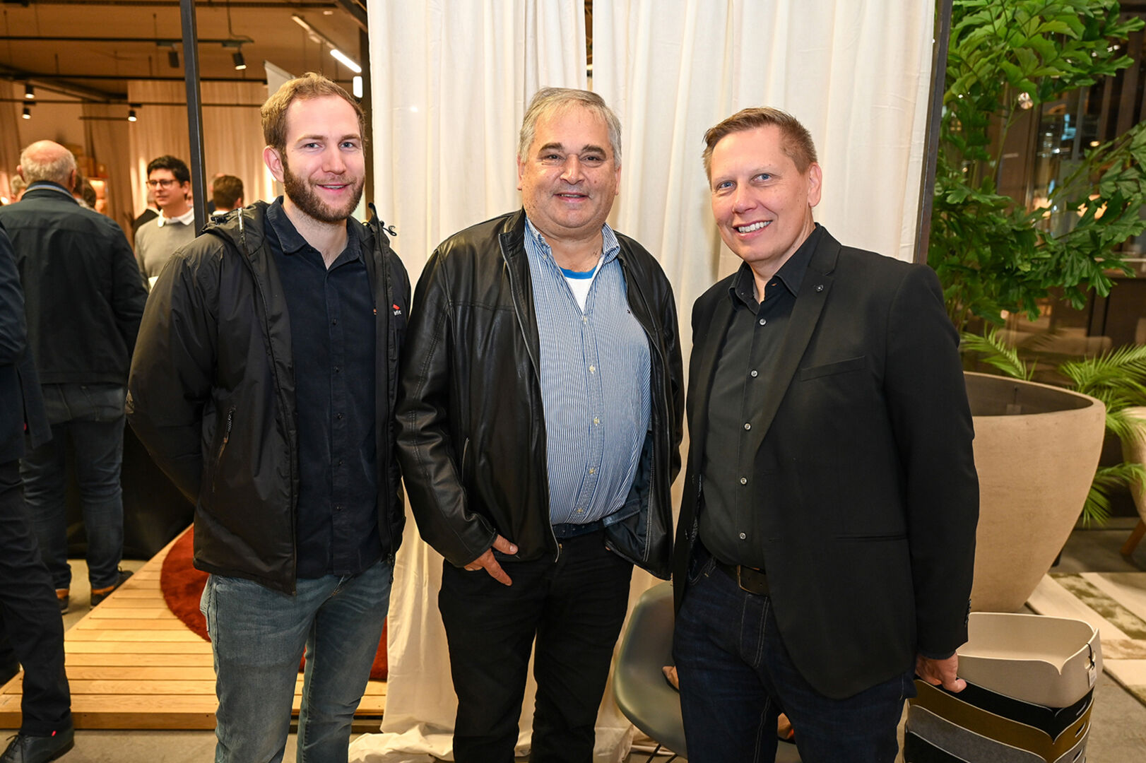 Daniel Versluis und Karl Müller (beide Tischlerei Altach), Thomas Opava (Tschabrun) (v. li.)