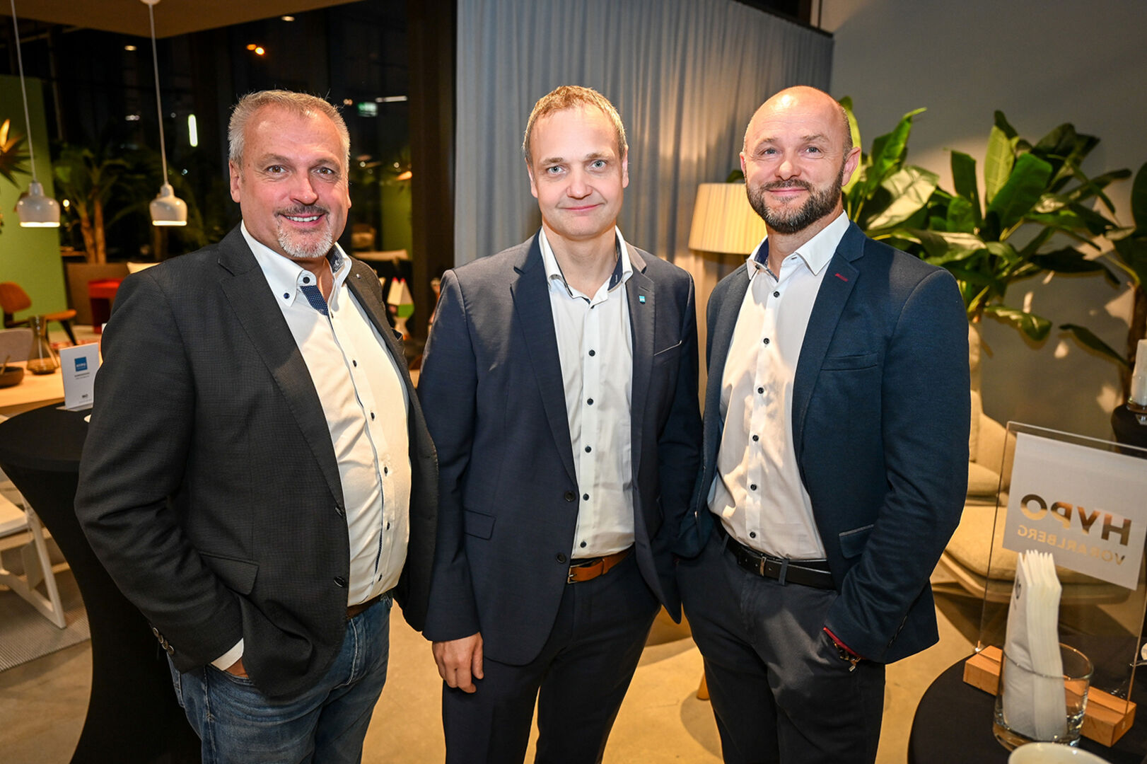 Markus Ruppitsch (RIVA home) mit Reiner Wolf (Hypo Vorarlberg) und Kemal Hadzic (KEHA Bau) (v. li.)