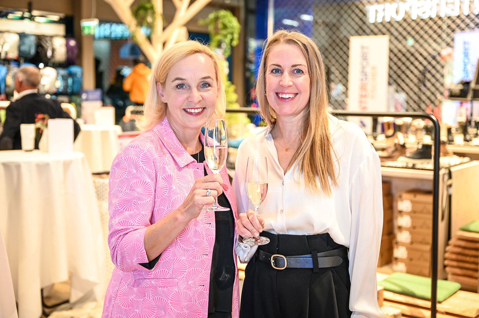 Moderatorin Heike Montiperle, Vanessa Montibeller (Intersport Fischer)