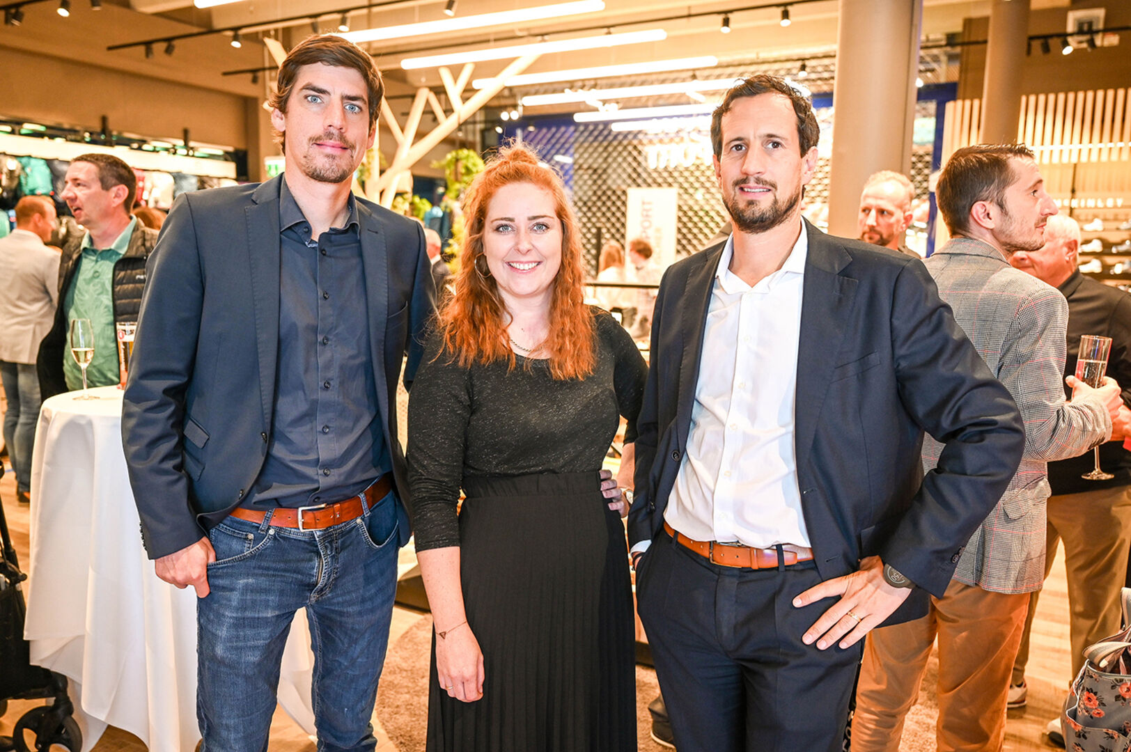 Finanzexperten Michael Aberer und René Krall (Sparkasse Dornbirn) mit Laura Erhard (Intersport Fischer)