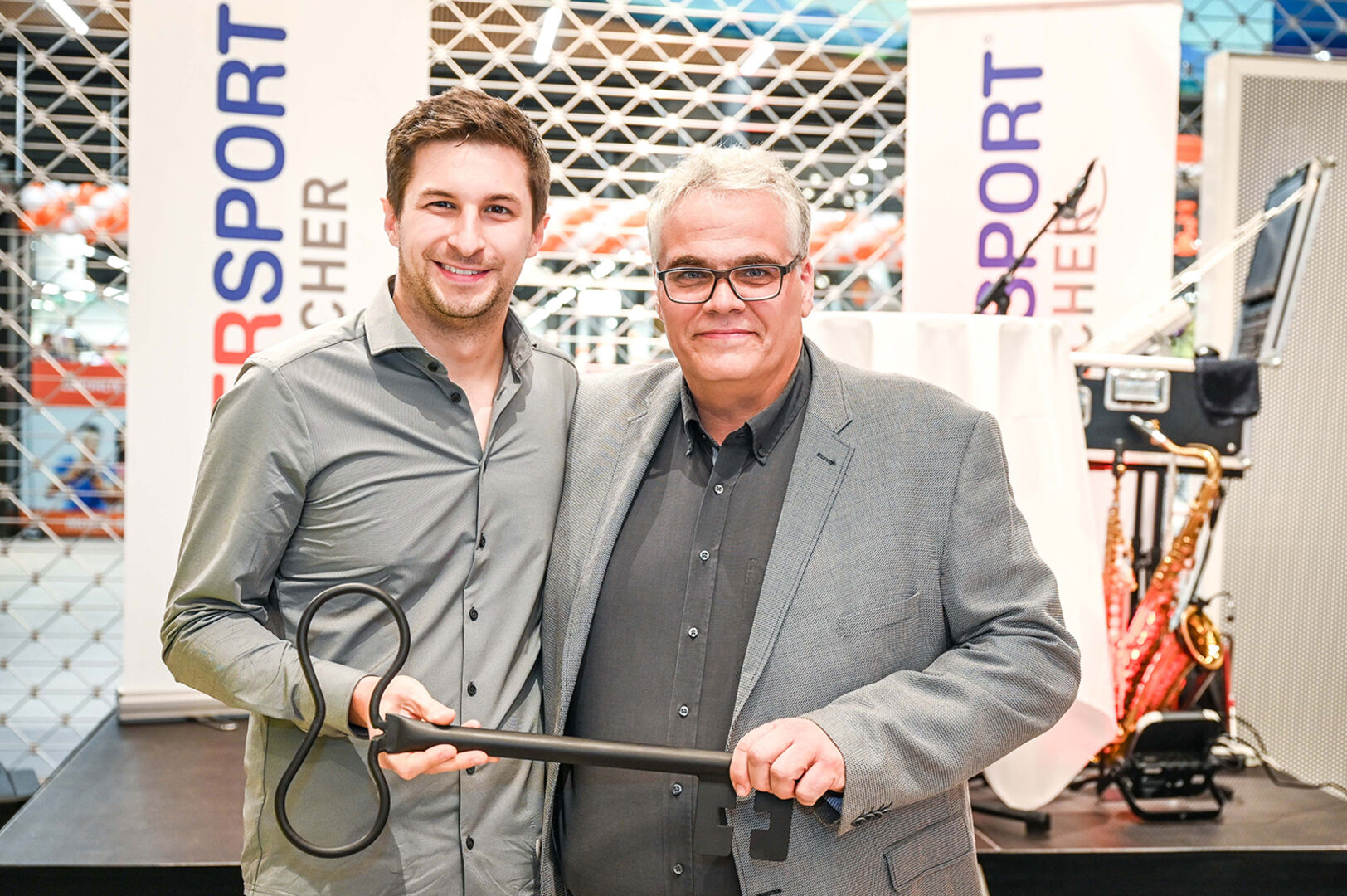 Schlüsselübergabe von GF Tobias Stergiotis an Shopleiter Marcel  Hofmann  (v. re.)