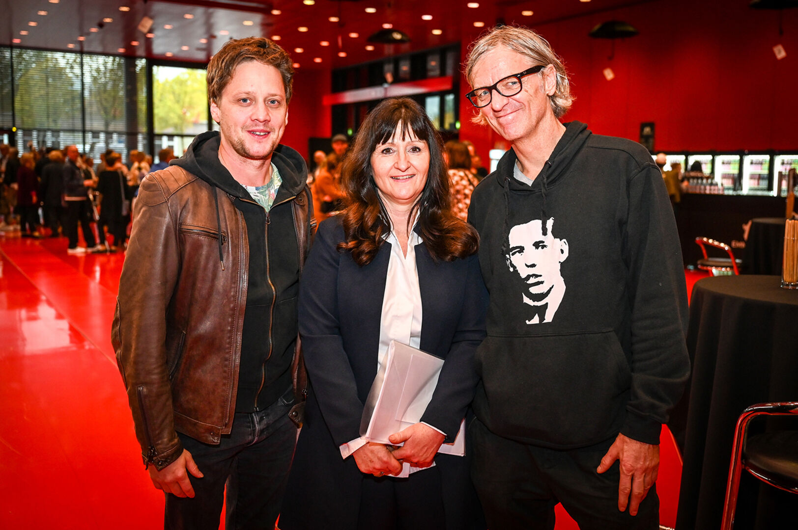 Musiker Philipp Lingg, Yvonne Schrott-Greussing (Leitung Marketing Messe) und Wirt Wolfi Preuss (Wirtschaft &amp; Kulturhaus) (v. li.)