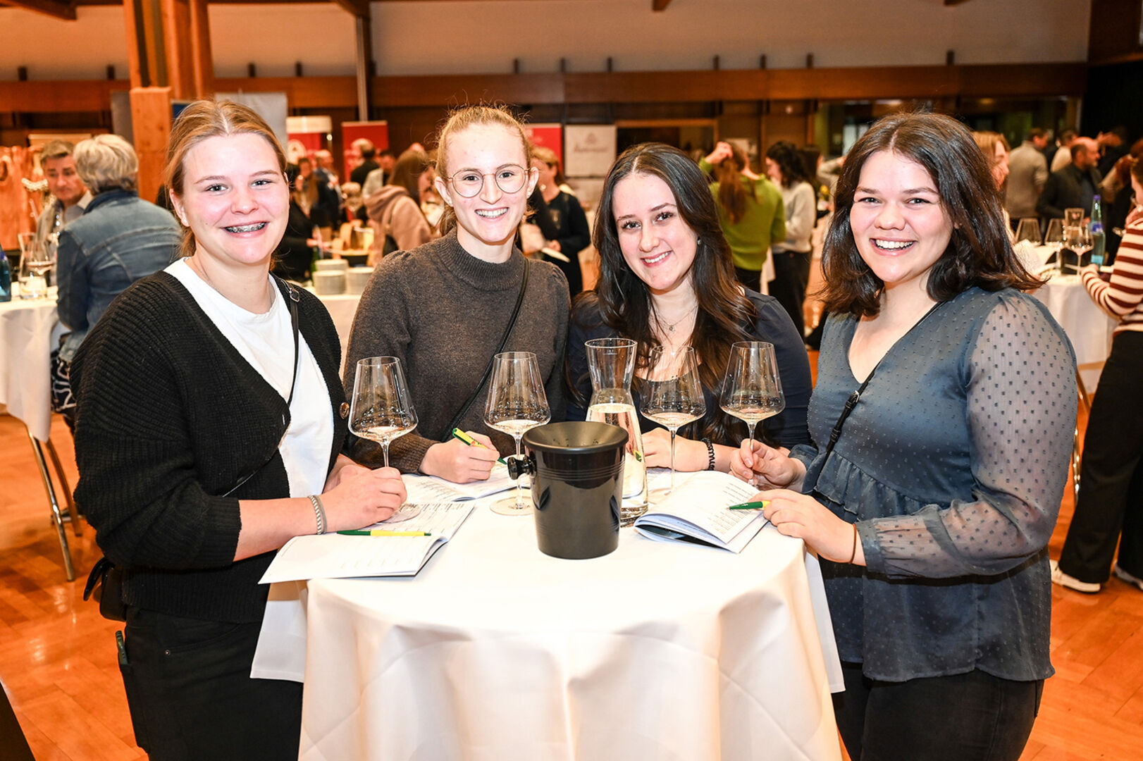 Praxis zur Zusatzausbildung „Jungsommelier“ (HLW Marienberg): Clara Österle, Larissa Rädler, Sophia Klas und Paula Hehle