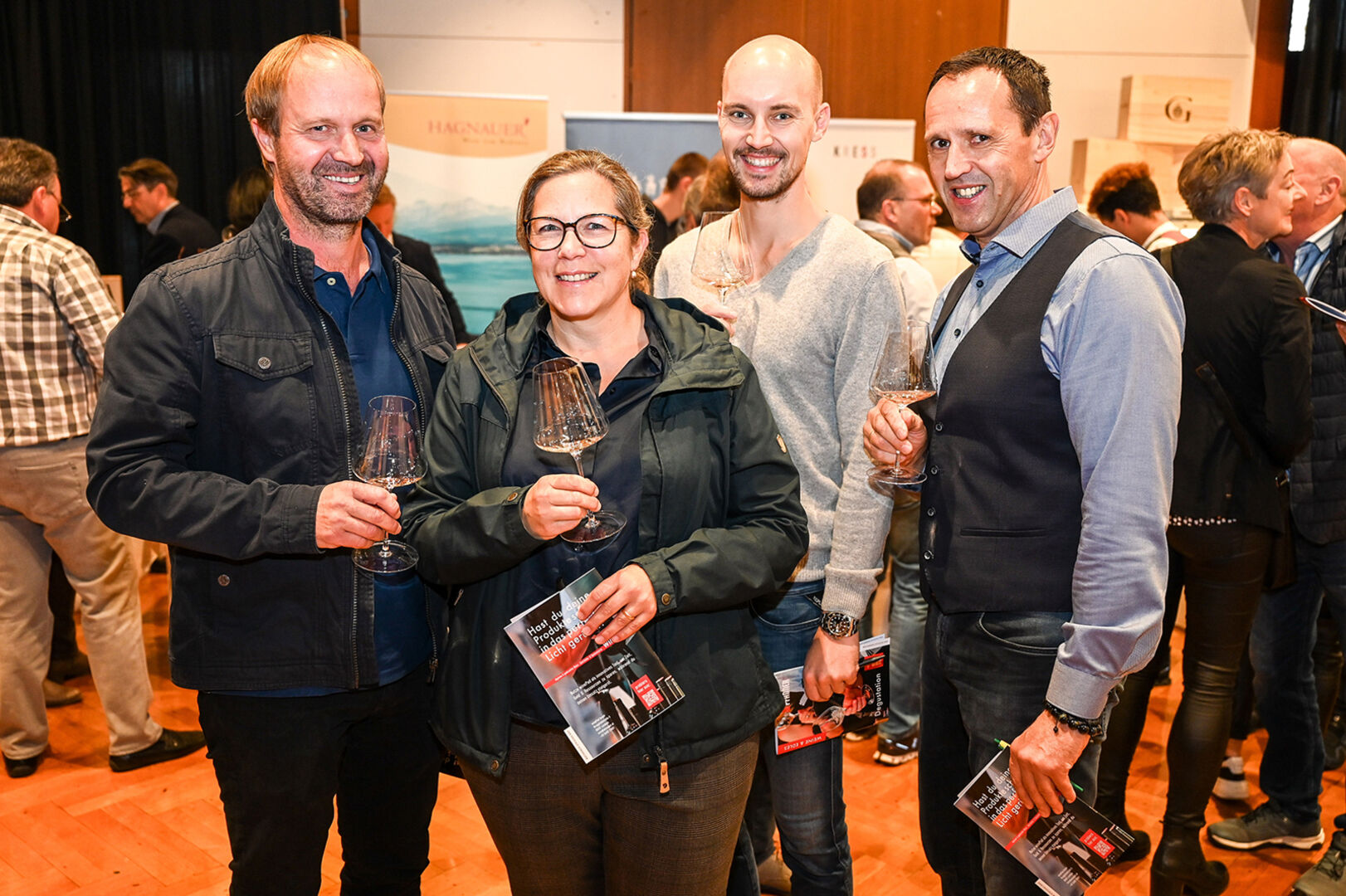 Wählen hier jedes Jahr das Weingeschenk für EQUANS Kältetechnik-Kunden aus: Robert Holzer, Caroline  Bégin, Michael Türtscher und Johannes Schlömmer