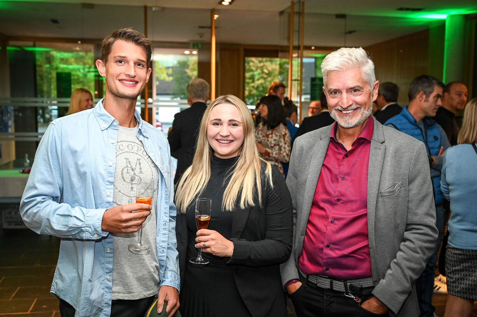 Vom gleichnamigen Steuerbüro: Simon (li.) und Gerhard von der Thannen mit Deborah Niedertscheider (PRISMA)
