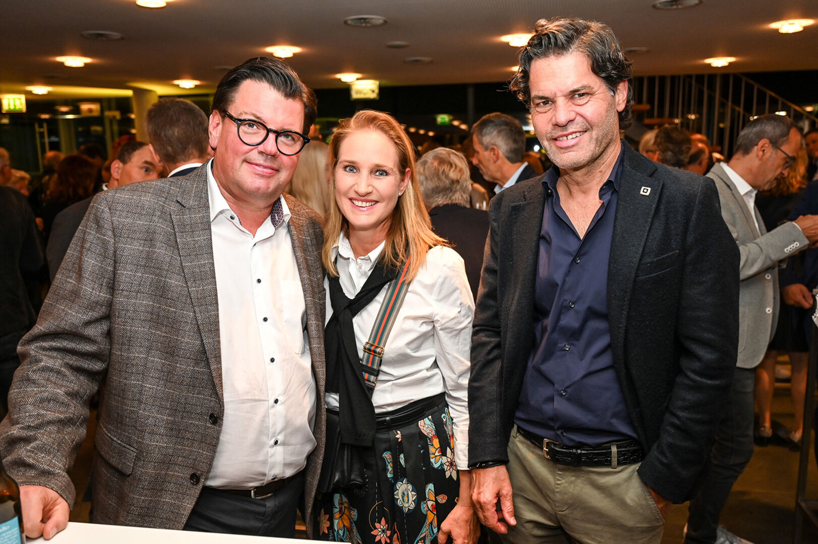 VDir. Raiffeisenbank Montfort Stefan Vetter mit Claudia und Manfred Rädler (DOMUS Wohnbau) (v. li.)