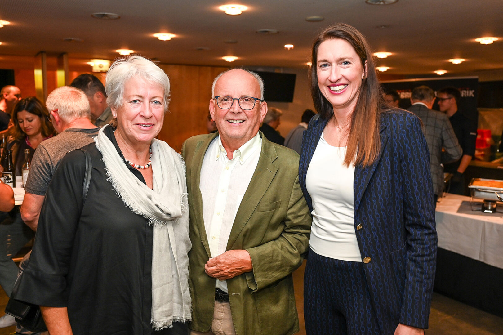 Brunhild und Ernst Koblbauer, Elisabeth Strassmair (VDir. Raiffeisenbank Bludenz-Montafon) (v. li.)