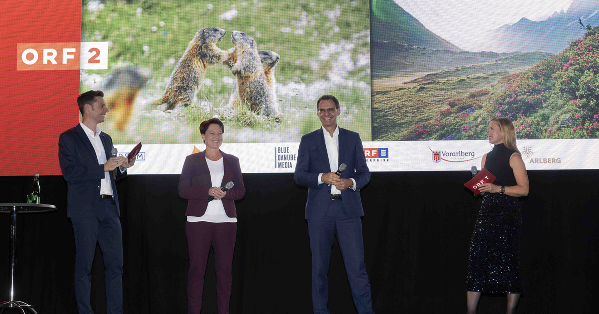 Die ORF-Moderatoren Roman Neugebauer (Vorarlberg, li.) und Christiane Knapp (Tirol, re.) moderierten die  Vorpremiere. Gäste waren Sonja Ledl-Rossmann (LT-Präsidentin Tirol), Markus Wallner (LH Vorarlberg) (Mitte).