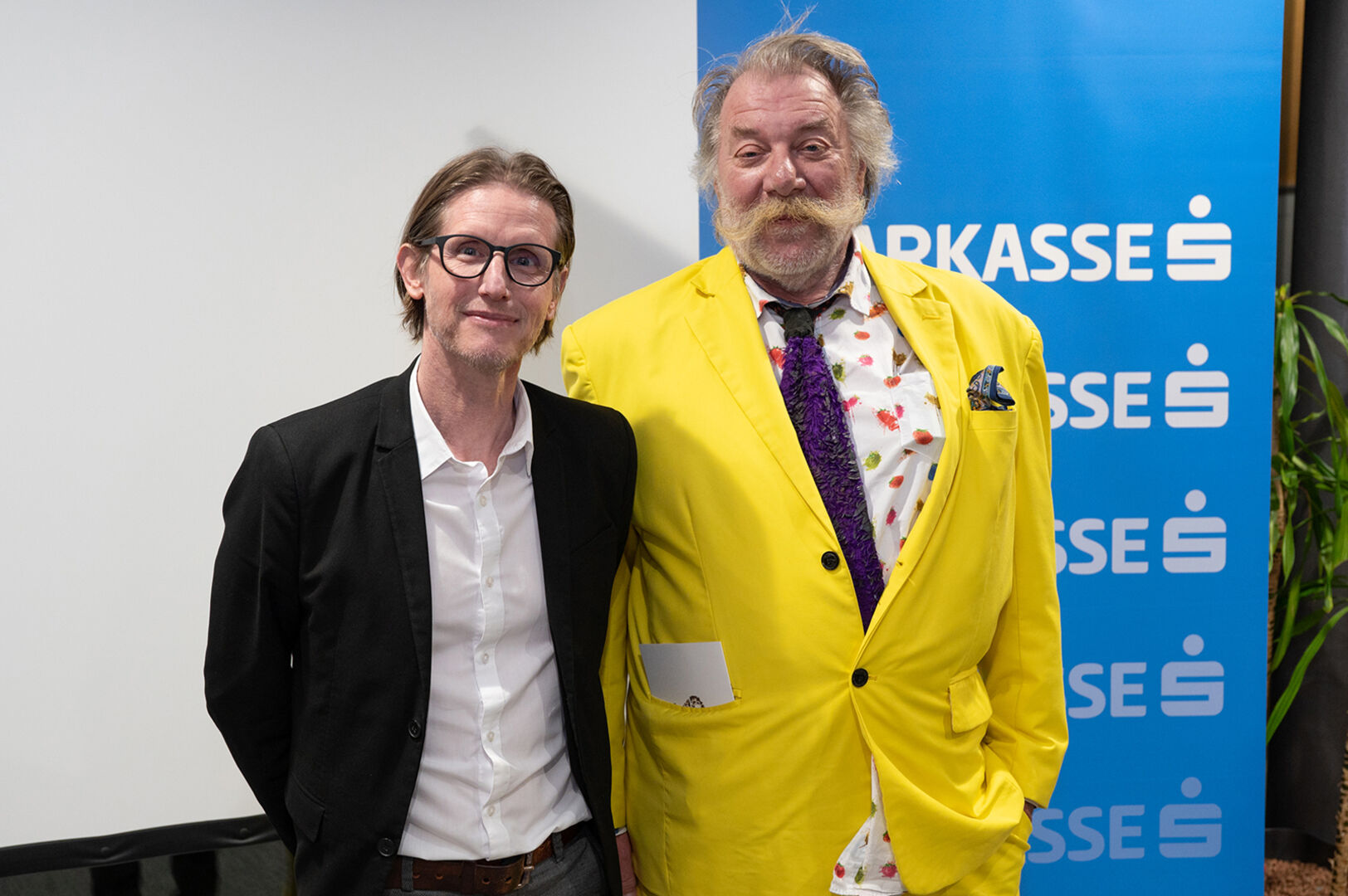 Wolfgang Tripp (Sparkassenfiliale Franz-Ritter) und Willi  Meusburger (v. li.)