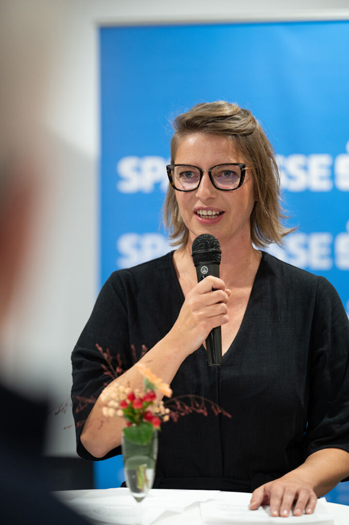 Präsentierte die Künstlerin und ihr Werk: Rednerin Veronika Sutterlüty